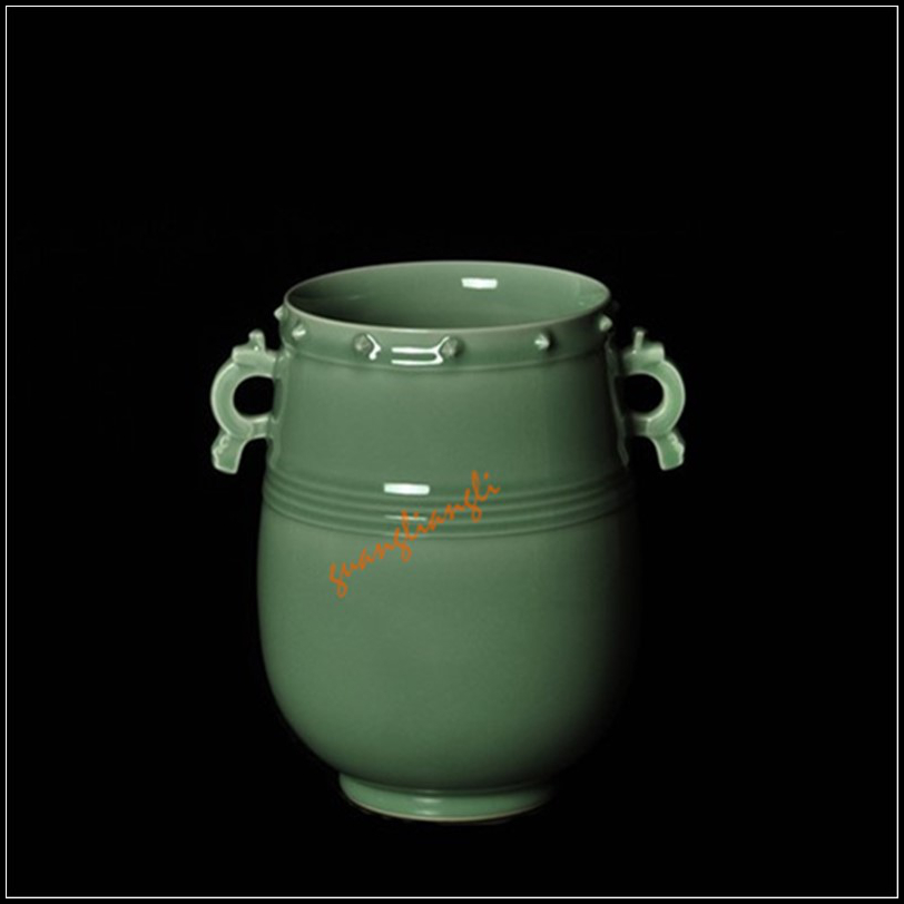 鼓钉旋纹双耳罐